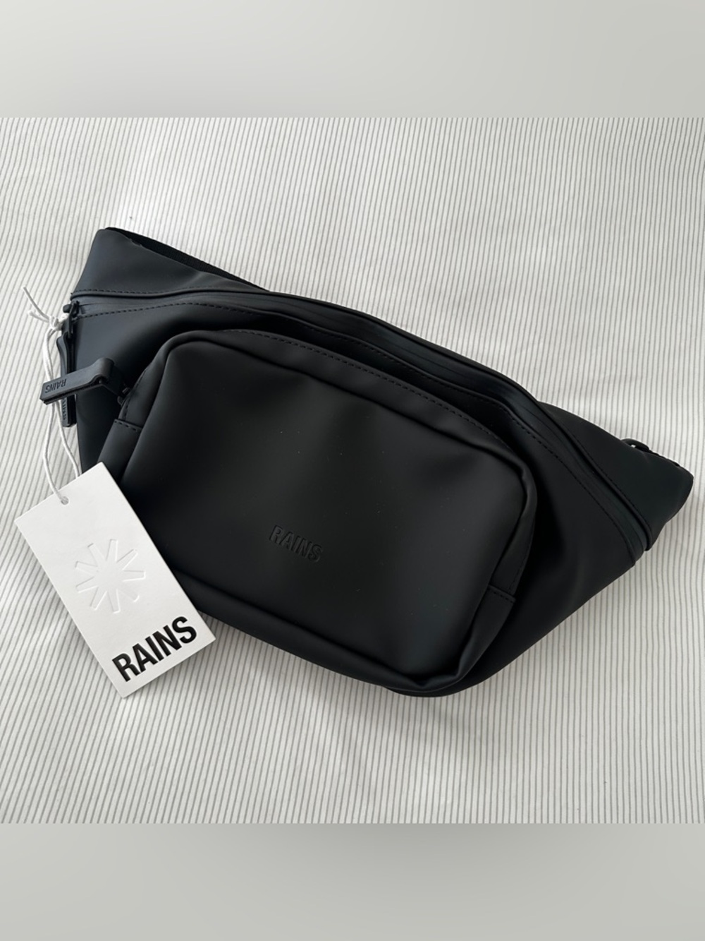 RAINS BRAND NEW BLACK MINIMALIST BUM BAG